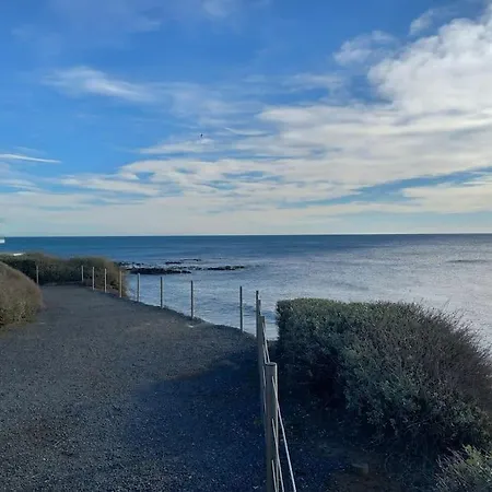 Avec Piscine, Entre Plage, Port Et Falaises Apartament *