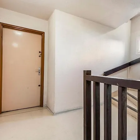 Avec Piscine, Entre Plage, Port Et Falaises