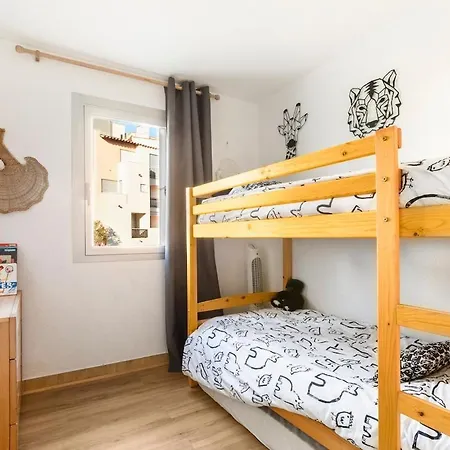 Avec Piscine, Entre Plage, Port Et Falaises Apartament