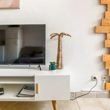 Avec Piscine, Entre Plage, Port Et Falaises Apartament *