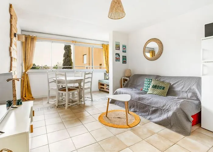 Avec Piscine, Entre Plage, Port Et Falaises Agde