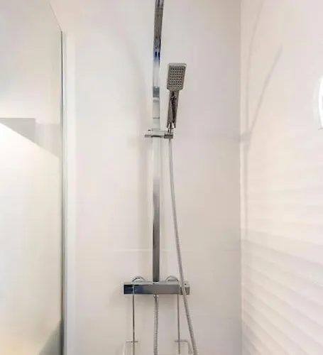 Avec Piscine, Entre Plage, Port Et Falaises Apartment