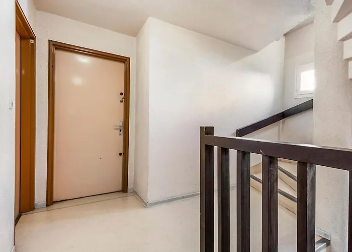 Avec Piscine, Entre Plage, Port Et Falaises