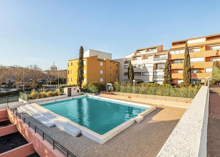 Avec Piscine, Entre Plage, Port Et Falaises