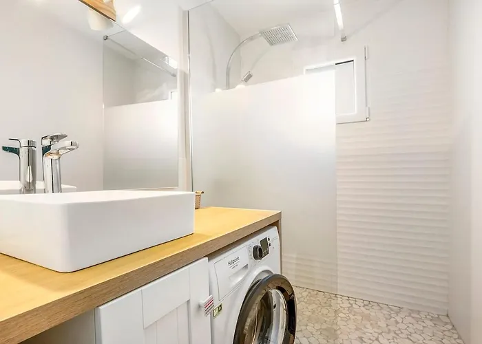 Avec Piscine, Entre Plage, Port Et Falaises