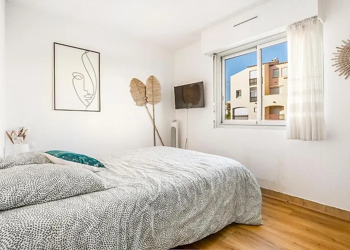 Apartment Avec Piscine, Entre Plage, Port Et Falaises *