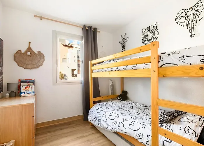 Avec Piscine, Entre Plage, Port Et Falaises Apartment